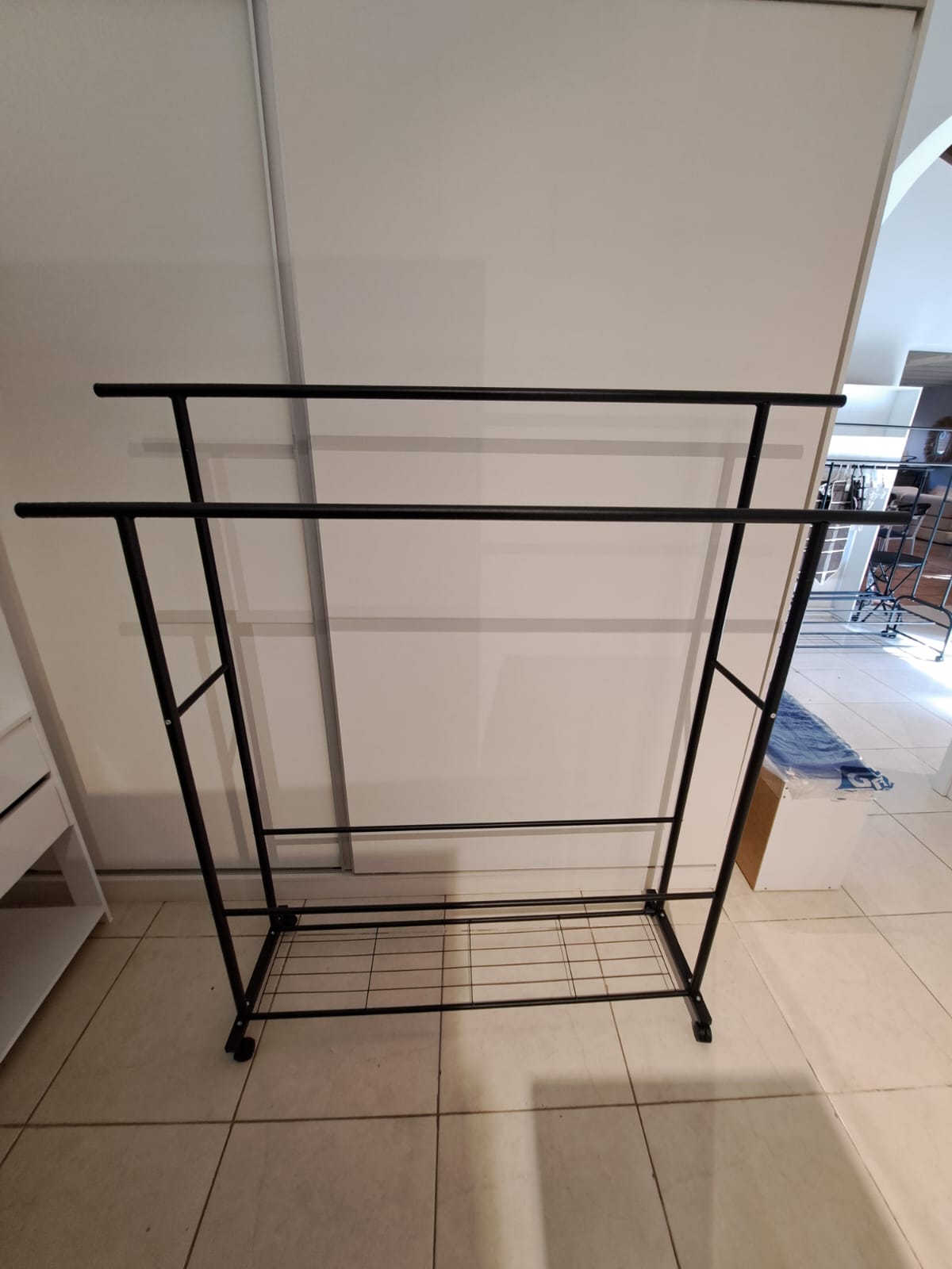 PERCHERO NEGRO CON RUEDAS 120X 150 CM